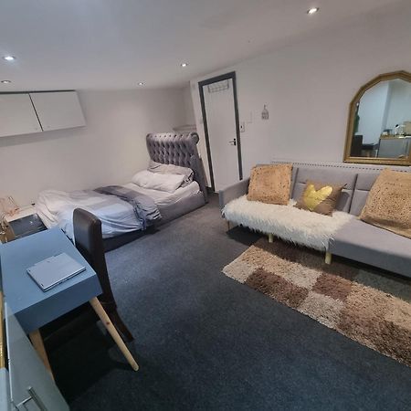 A Cosy Deluxe Size Studio With Queen Size And Sofa Bed Apartamento Leeds  Exterior foto