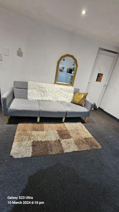 A Cosy Deluxe Size Studio With Queen Size And Sofa Bed Apartamento Leeds  Exterior foto