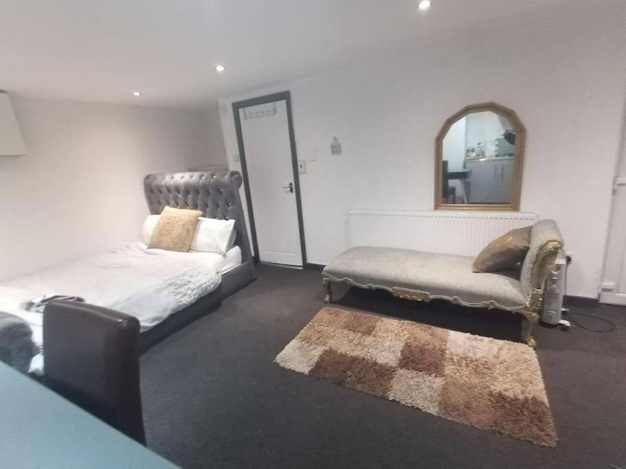 A Cosy Deluxe Size Studio With Queen Size And Sofa Bed Apartamento Leeds  Exterior foto