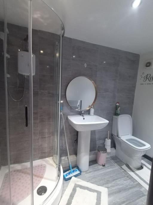 A Cosy Deluxe Size Studio With Queen Size And Sofa Bed Apartamento Leeds  Exterior foto