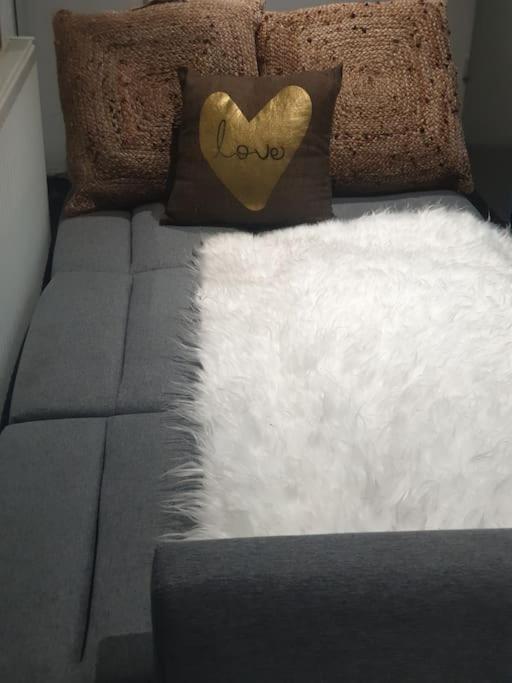 A Cosy Deluxe Size Studio With Queen Size And Sofa Bed Apartamento Leeds  Exterior foto