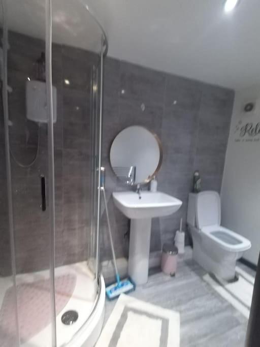 A Cosy Deluxe Size Studio With Queen Size And Sofa Bed Apartamento Leeds  Exterior foto