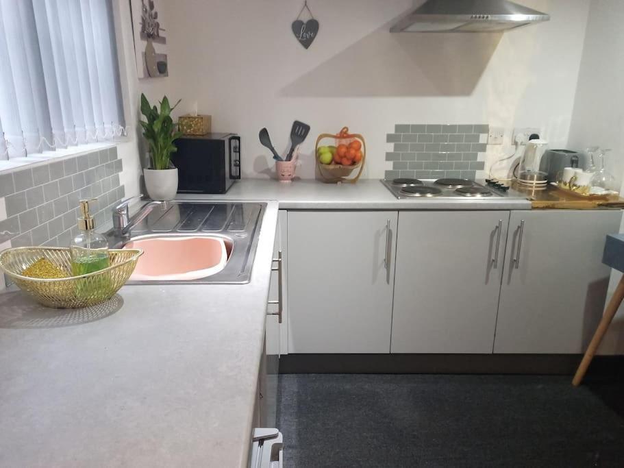 A Cosy Deluxe Size Studio With Queen Size And Sofa Bed Apartamento Leeds  Exterior foto