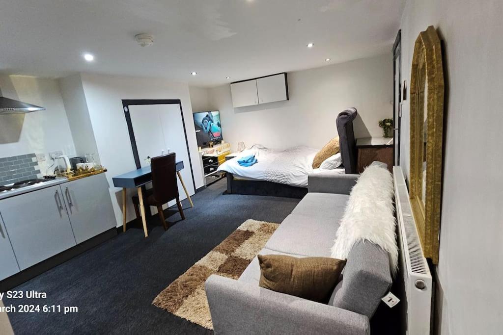 A Cosy Deluxe Size Studio With Queen Size And Sofa Bed Apartamento Leeds  Exterior foto