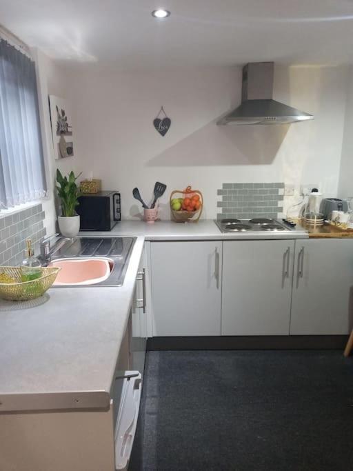 A Cosy Deluxe Size Studio With Queen Size And Sofa Bed Apartamento Leeds  Exterior foto