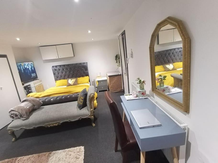 A Cosy Deluxe Size Studio With Queen Size And Sofa Bed Apartamento Leeds  Exterior foto