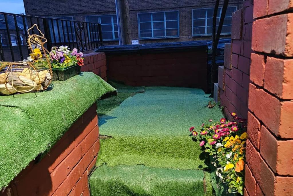 A Cosy Deluxe Size Studio With Queen Size And Sofa Bed Apartamento Leeds  Exterior foto