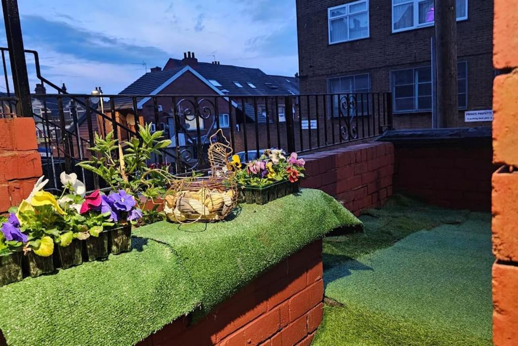 A Cosy Deluxe Size Studio With Queen Size And Sofa Bed Apartamento Leeds  Exterior foto