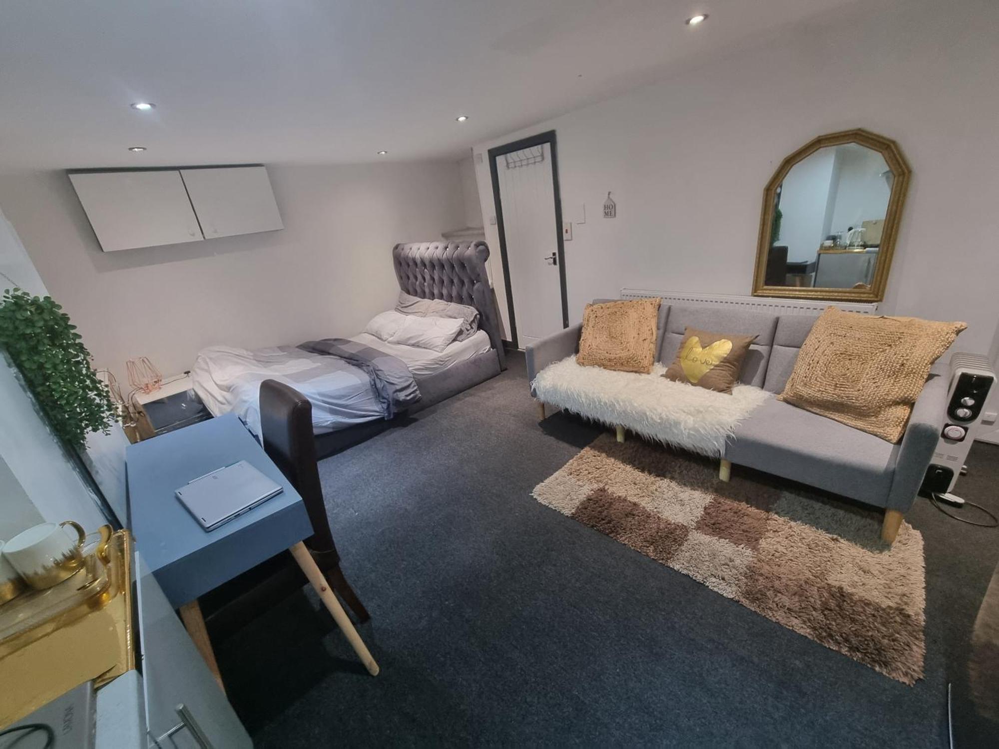 A Cosy Deluxe Size Studio With Queen Size And Sofa Bed Apartamento Leeds  Exterior foto