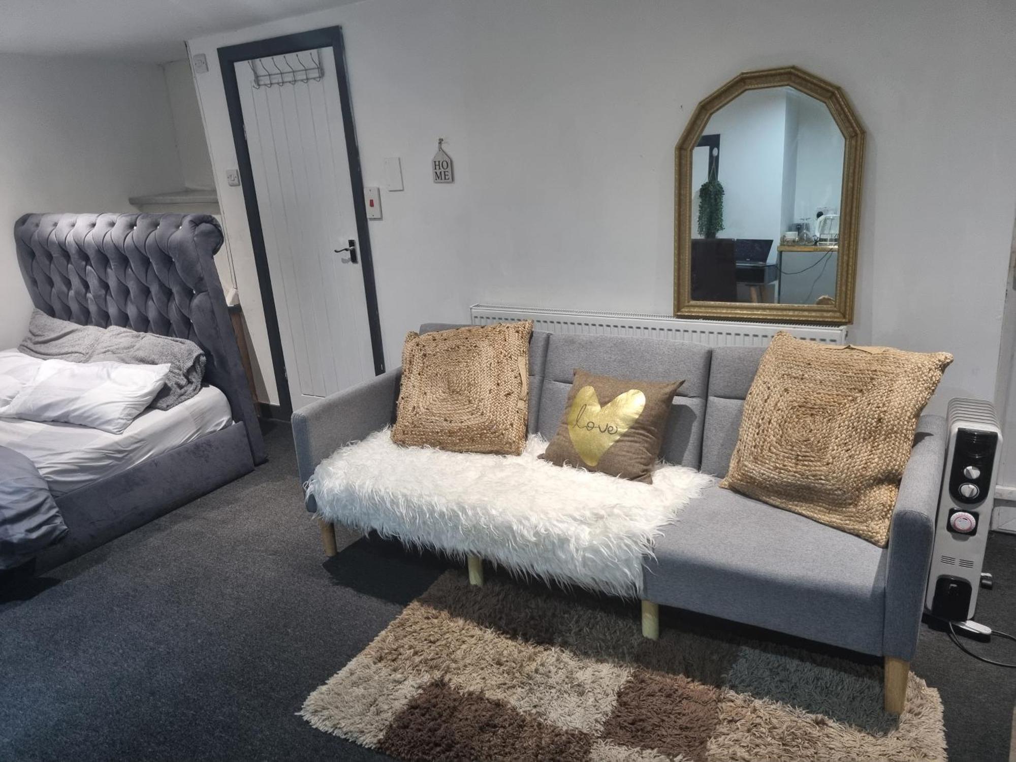 A Cosy Deluxe Size Studio With Queen Size And Sofa Bed Apartamento Leeds  Exterior foto