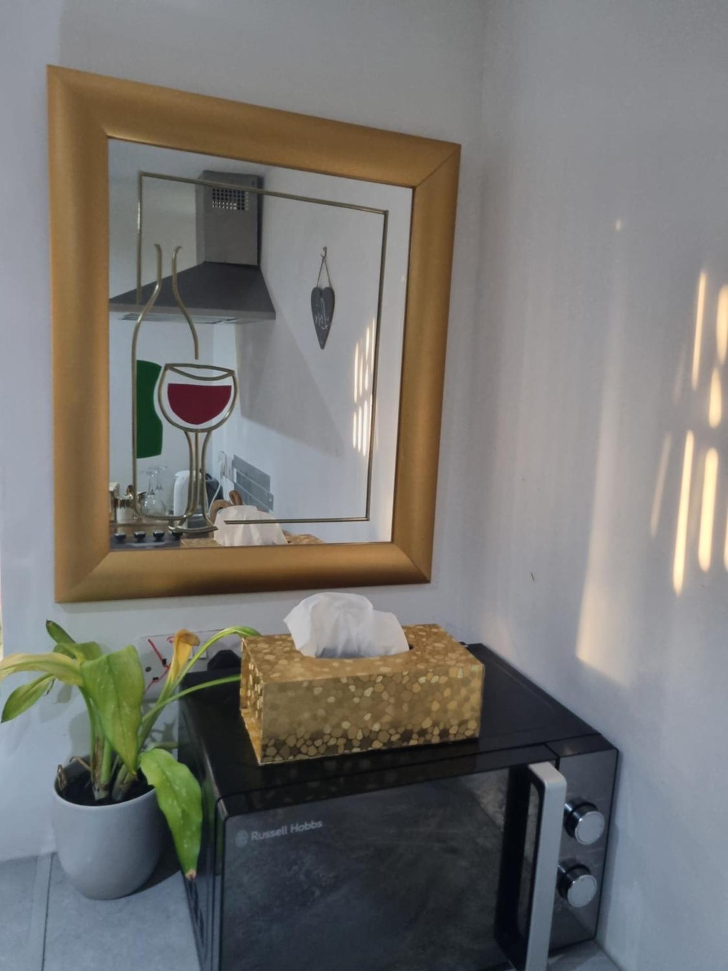 A Cosy Deluxe Size Studio With Queen Size And Sofa Bed Apartamento Leeds  Exterior foto