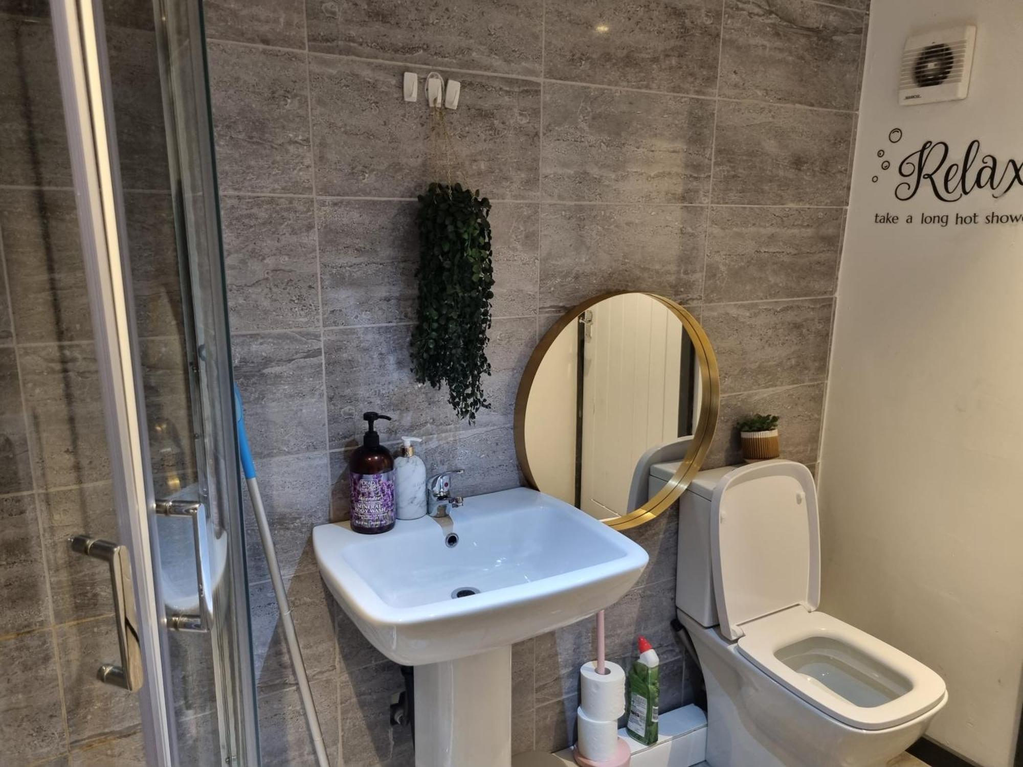 A Cosy Deluxe Size Studio With Queen Size And Sofa Bed Apartamento Leeds  Exterior foto